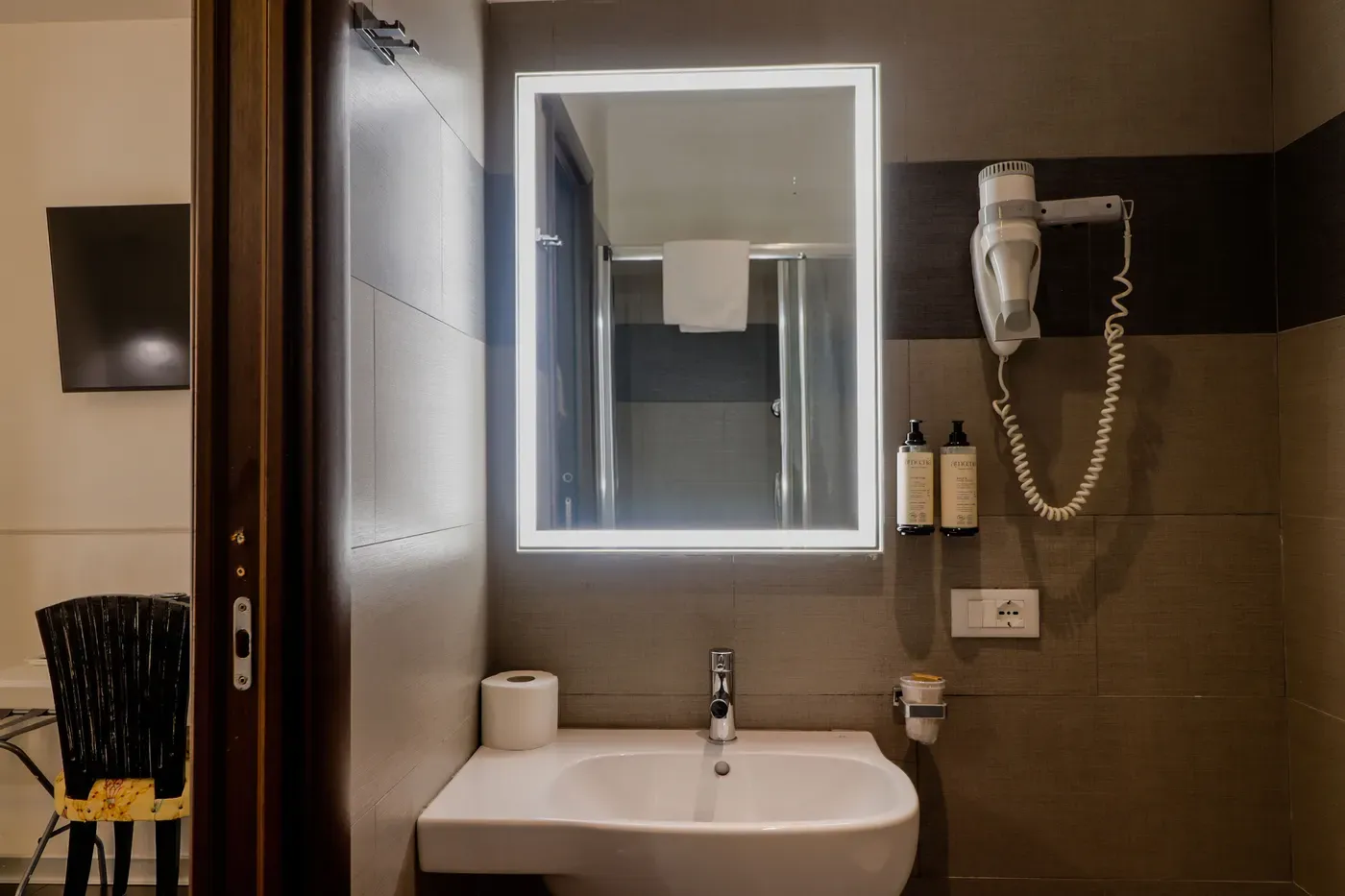 Bagno privato con specchio retroilluminato e doccia, Imperial Suite Rome
