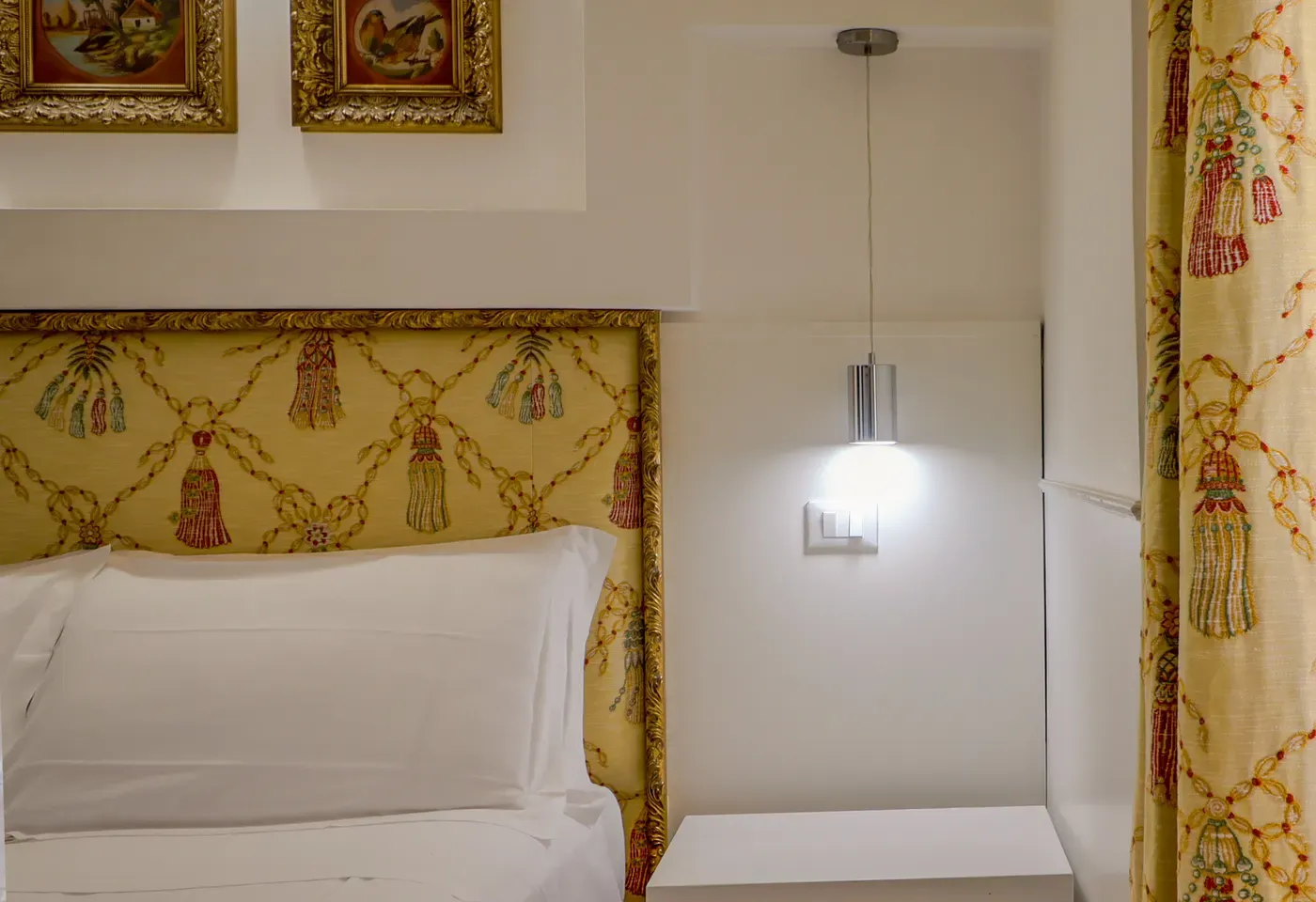 Letto con testiera in tessuto damascato giallo, Imperial Suite Rome