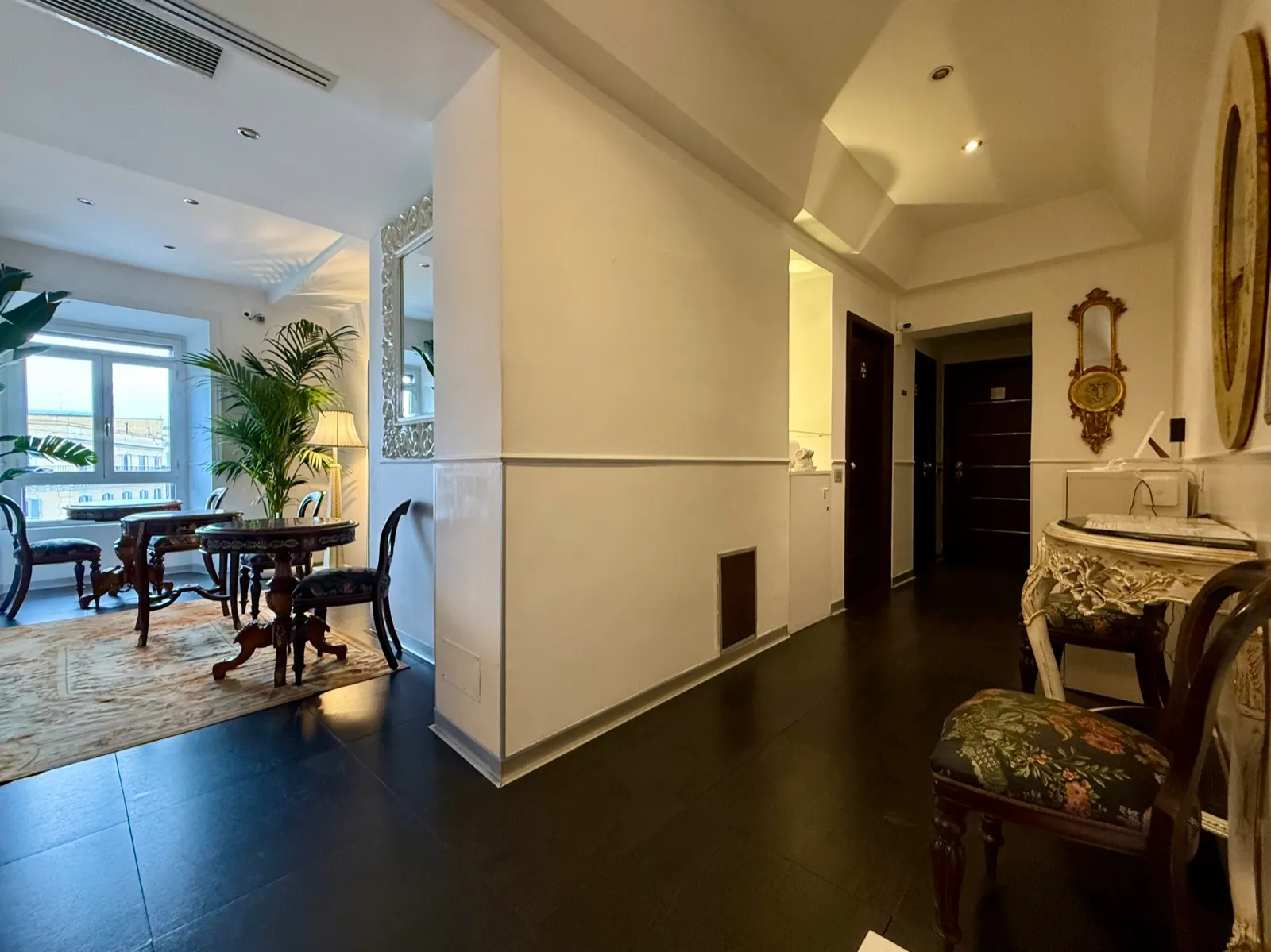 Il corridoio di Imperial Suite Rome, con vista sulla lounge