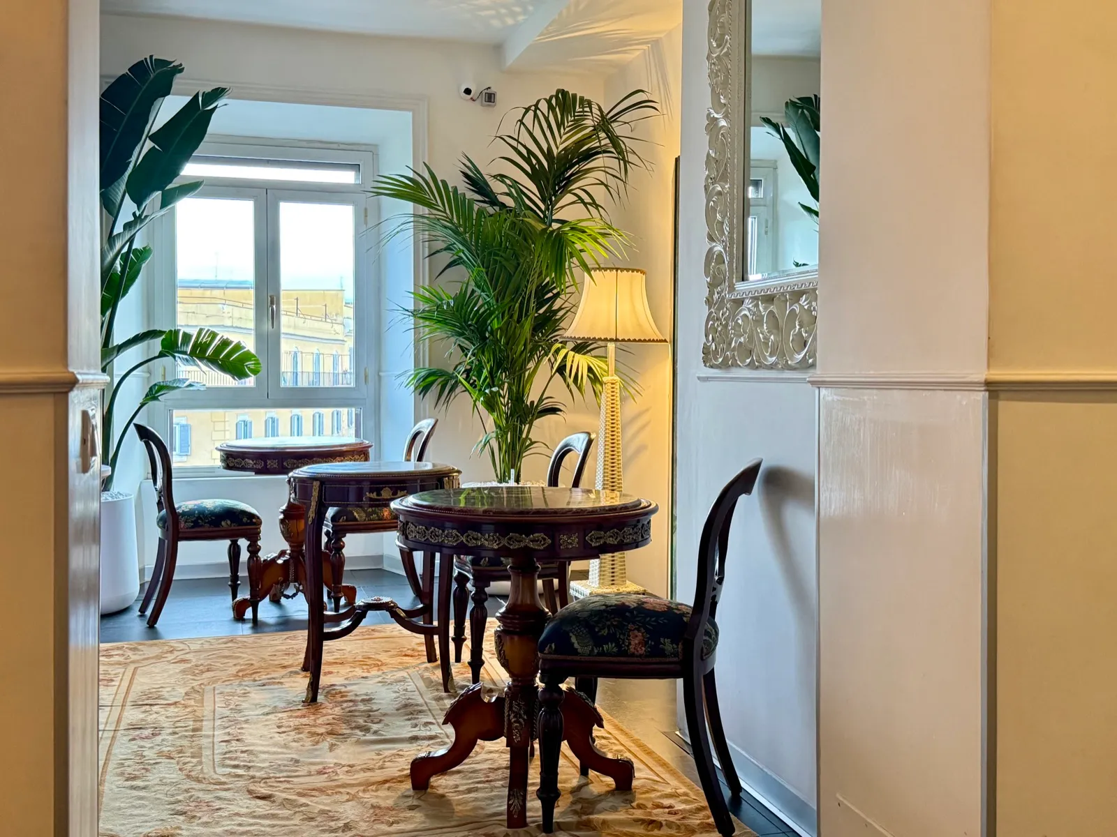 Tavolino in marmo e sedie d'epoca nel lounge di Imperial Suite Rome