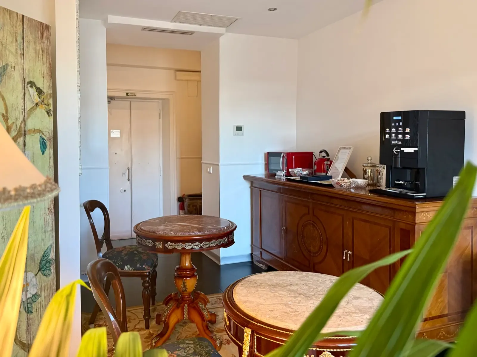 Il lounge comune di Imperial Suite Rome con la macchina del caffè