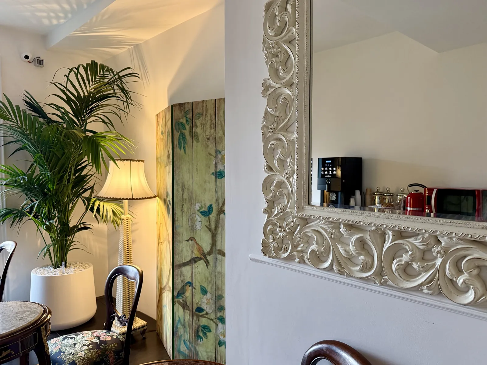 Kentia e lampada da terra nella lounge di Imperial Suite Rome