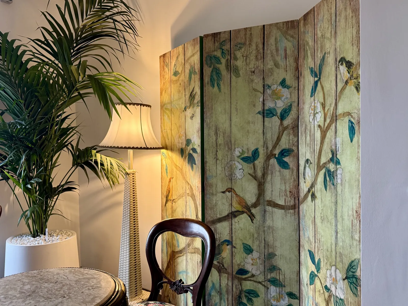 Paravento dipinto con uccelli e fiori nella lounge di Imperial Suite Rome