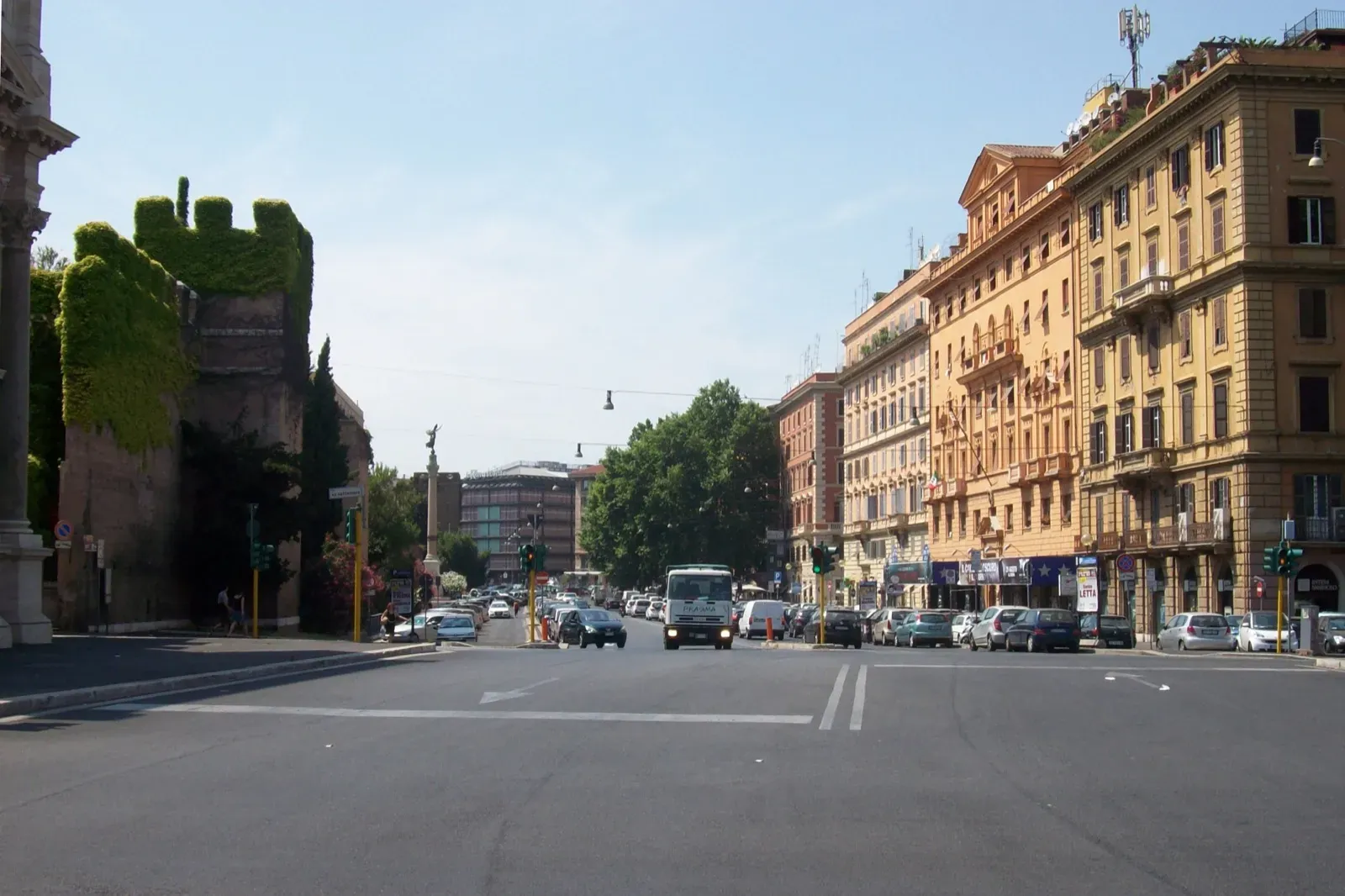 Le Mura Aureliane su Corso d'Italia, di fronte a Imperial Suite Rome