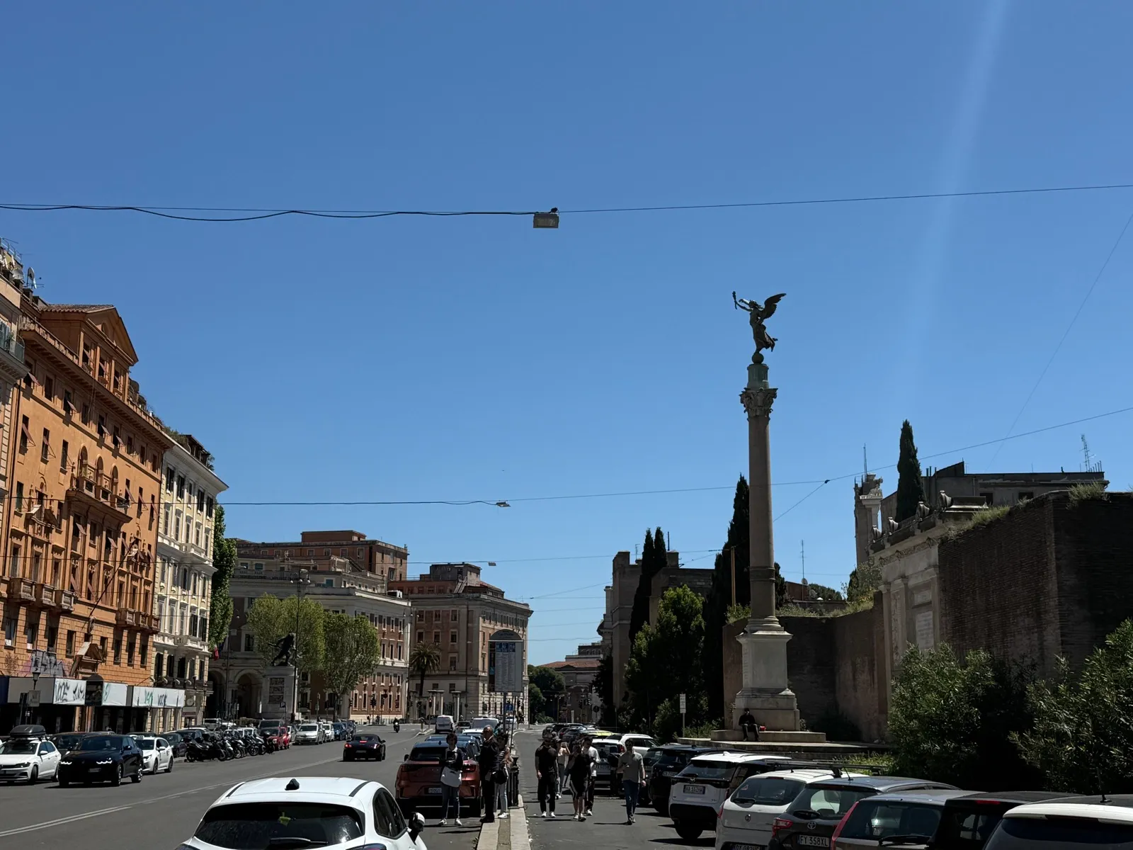 Corso d'Italia verso Piazza Fiume, con le Mura Aureliane