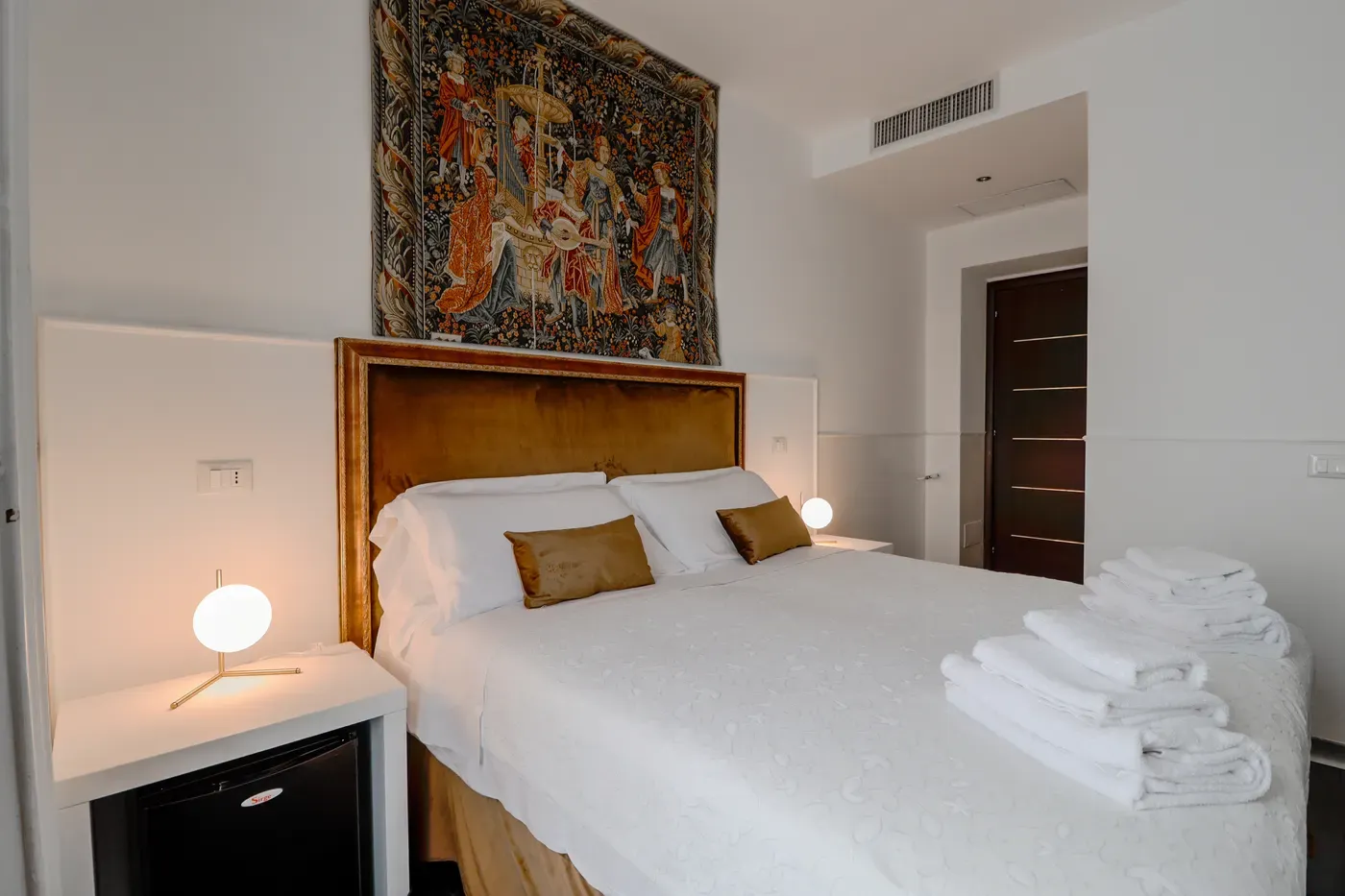 Suite con letto matrimoniale, arazzo e lampada da tavolo, Imperial Suite Rome
